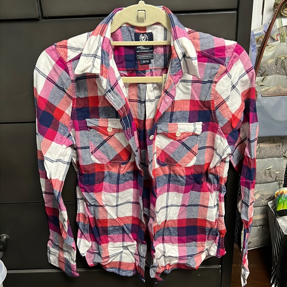 NWT American Eagle red and pink plaid button down shirt size medium
